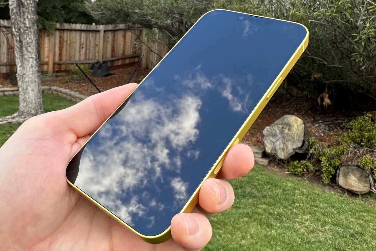 iphone 14 más amarillo