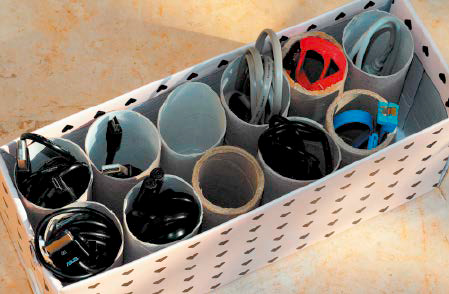 Kostenlose Ordnung: Die Kartonröhren von Küchenrollen sortieren die Kabelvorräte ohne Kabelsalat.