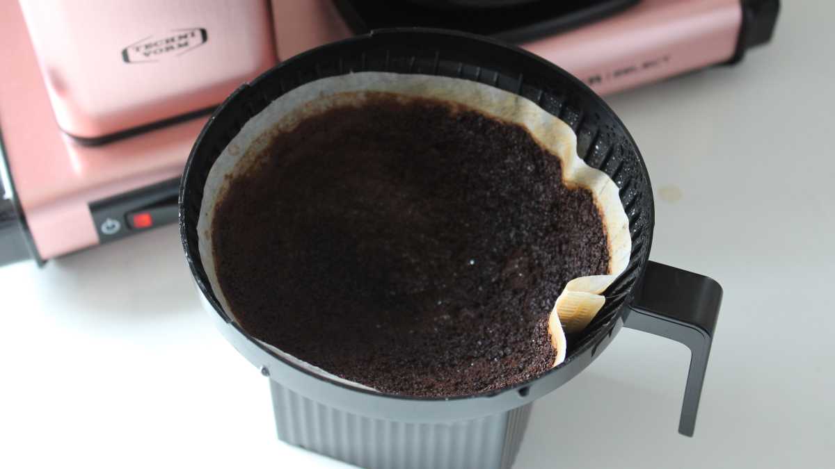 Moccamaster KGB Select coffee grounds