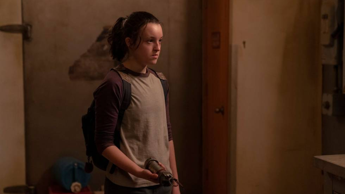 Ellie de la série télévisée The Last of Us debout dans une pièce