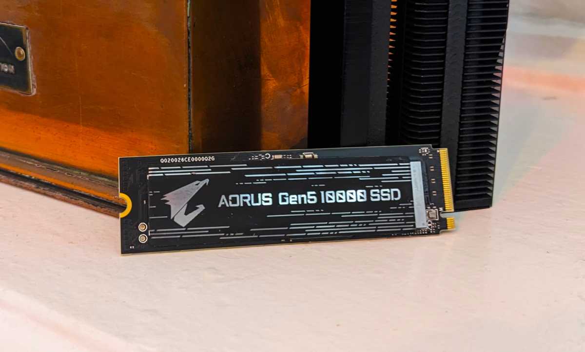 Gigabyte Aorus Gen5 10000 SSD angle