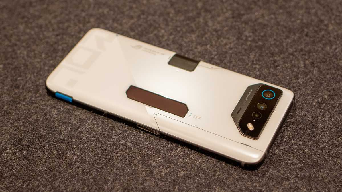 El Asus ROG Phone 7 Ultimate sobre una superficie oscura