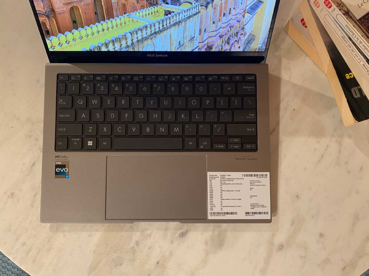 Asus Zenbook S 13 OLED 2023 teclado y zona touchpad