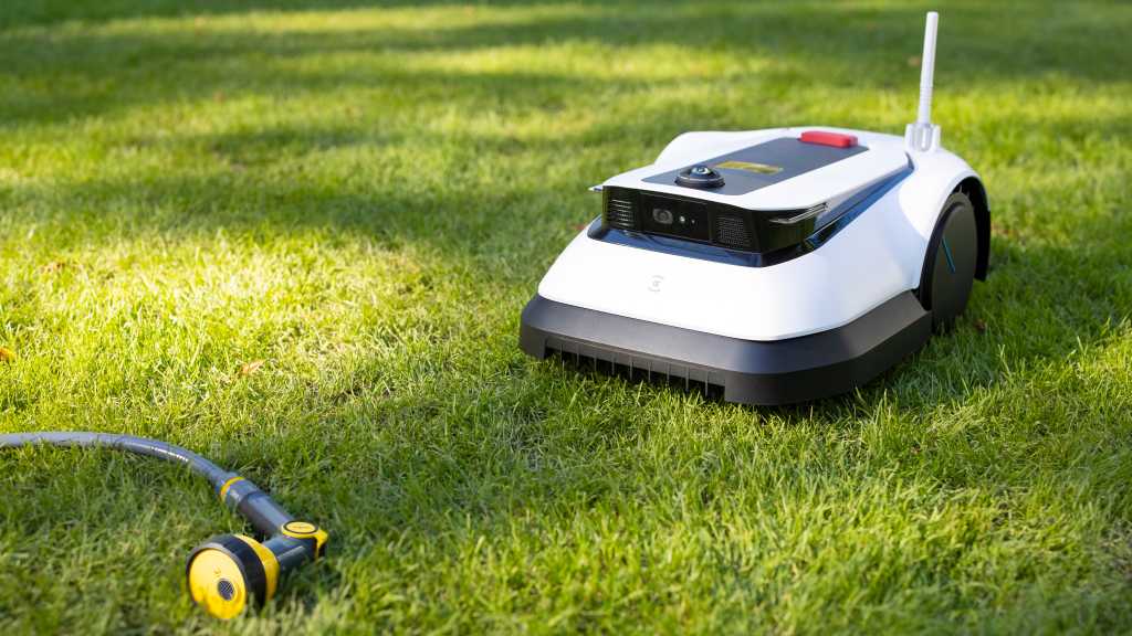 Image: Sauberer Schnitt: Der MÃ¤hroboter GOAT G1 von ECOVACS mÃ¤ht den Rasen und achtet auf Kleintiere