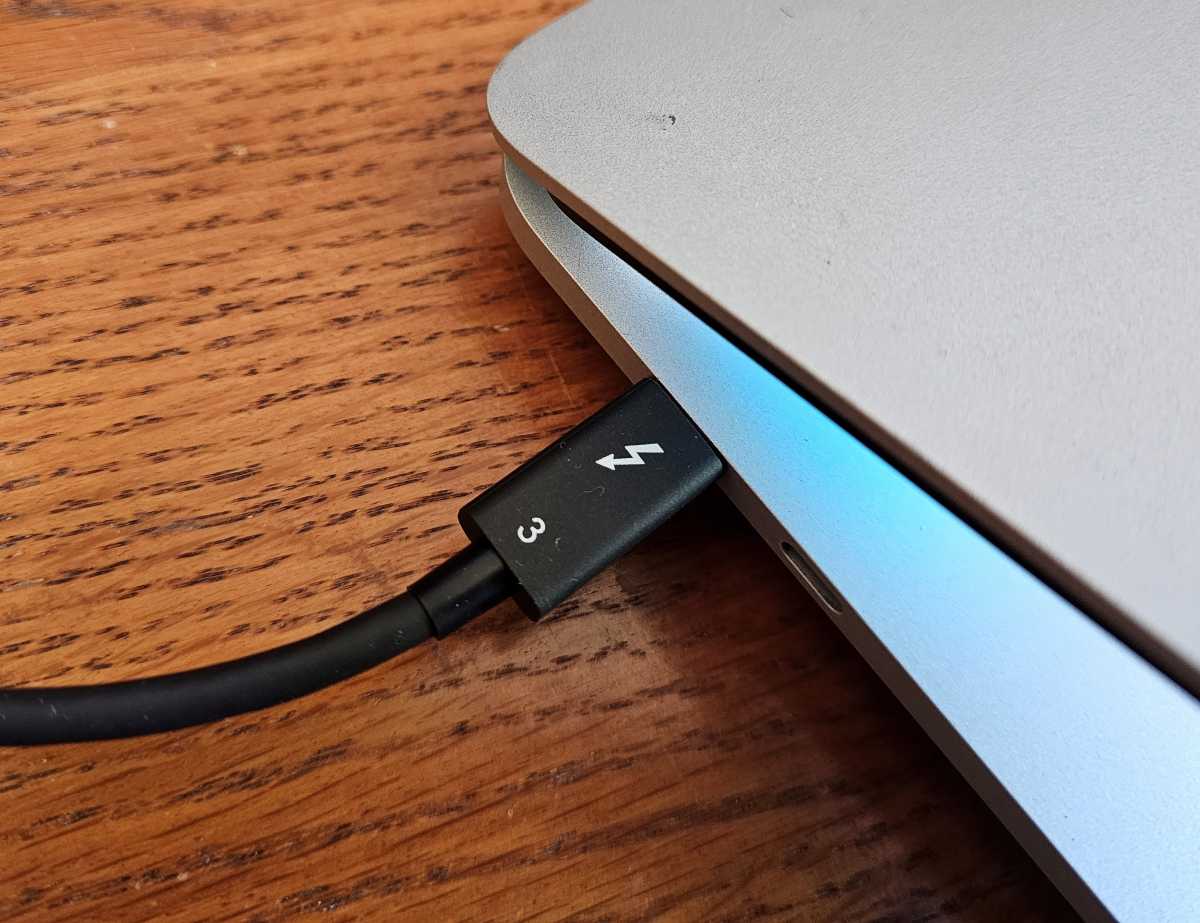 Thunderbolt 3 cable from a laptop