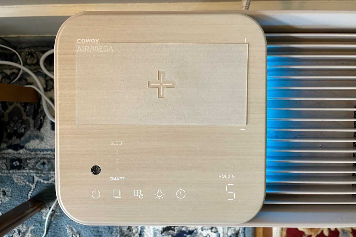 Chargeur Qi et panneau de commande sur le purificateur d'air Coway Airmega Icon