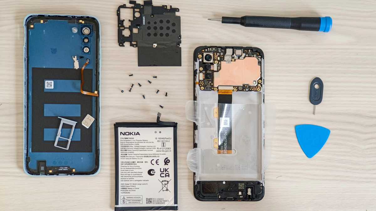 El Nokia G22 desmontado para la batería de reemplazo