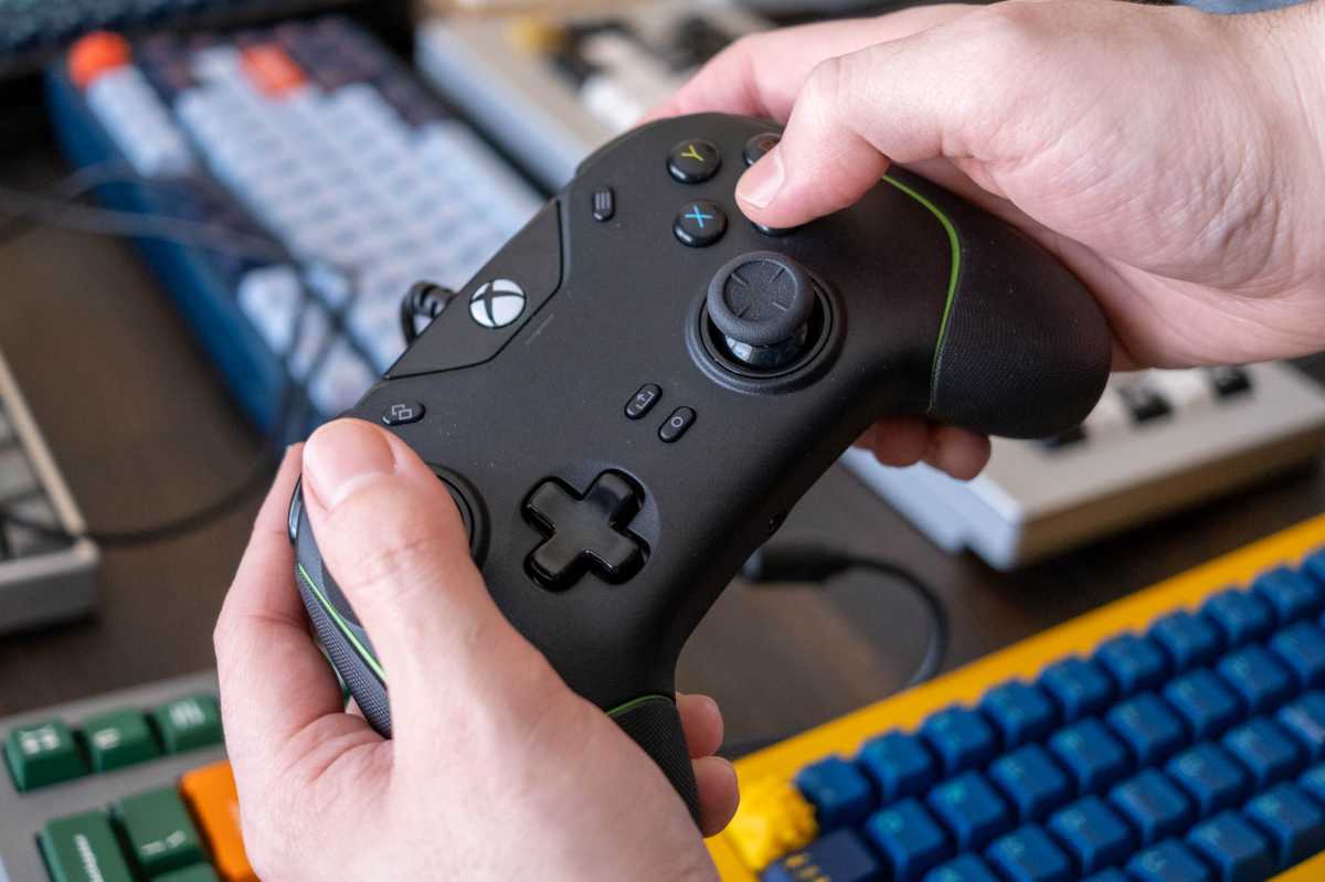 Razer Wolverine V2 Chroma hands-on: Extravagant gamepad with mechanical  buttons -  Reviews