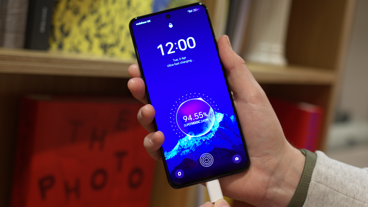 realme GT3 fast-charging smartphone reaches a 100% charge in fewer