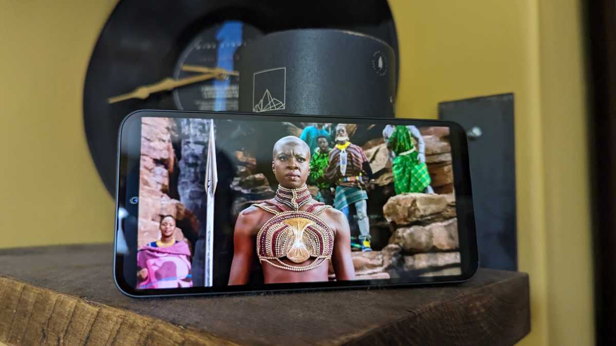 El Samsung Galaxy A54 reproduciendo Black Panther