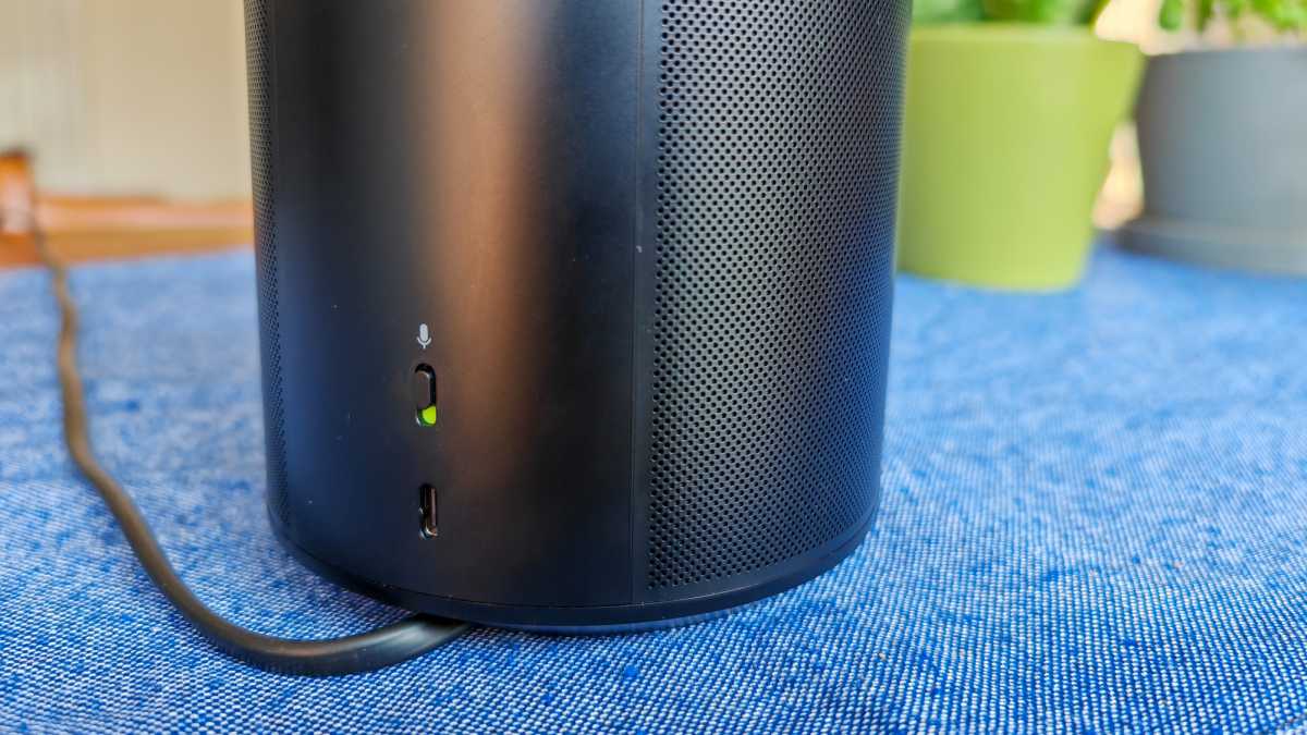 Sonos Era 100 USB-C port and mute button