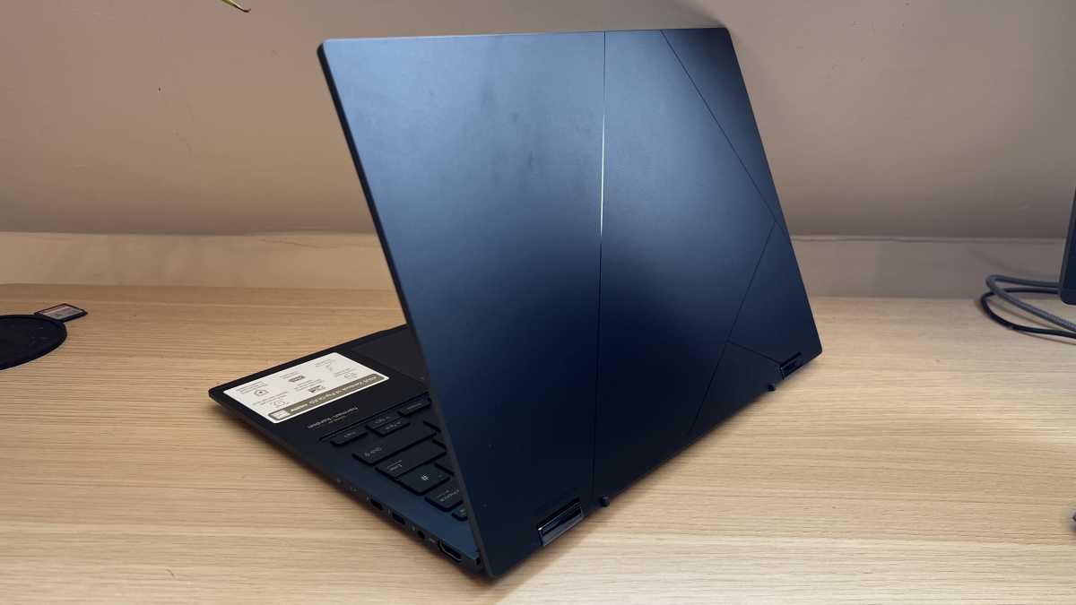 Asus Zenbook 14 Flip OLED (2023) - rear design