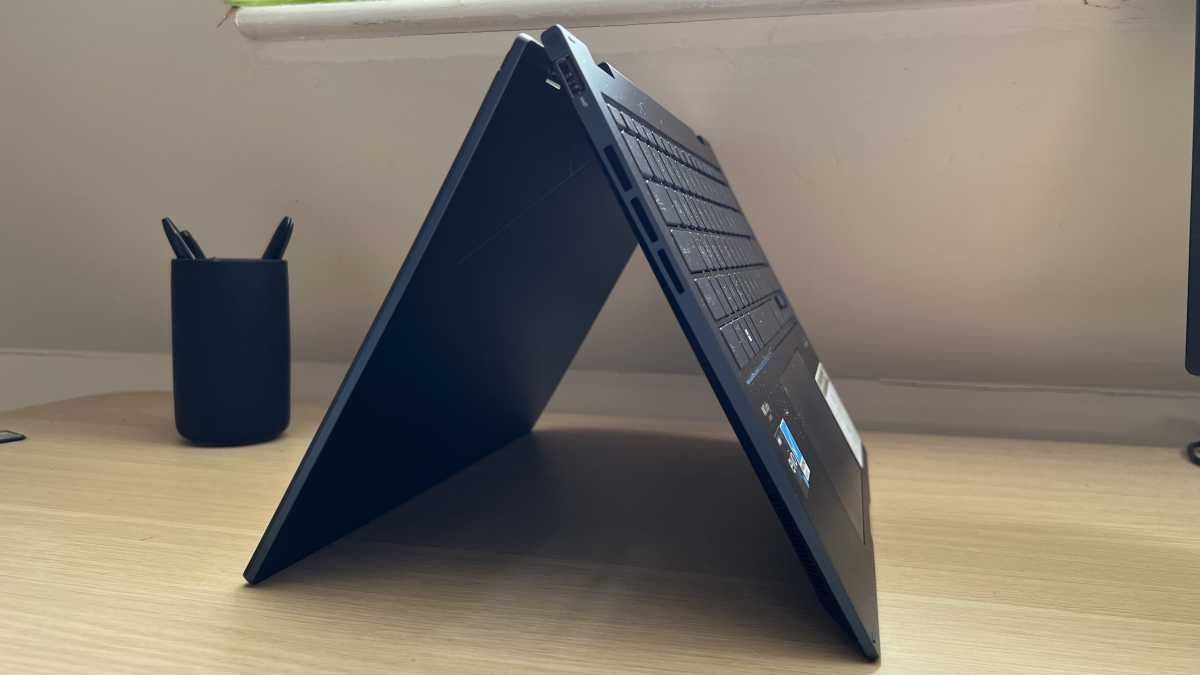Asus Zenbook 14 Flip OLED (2023) - tent mode