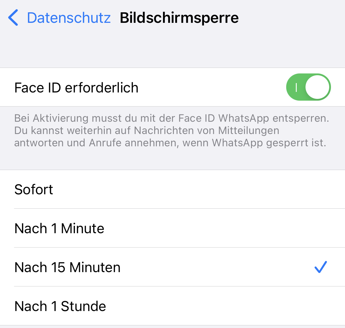 Man kann Whatsapp vor unbefugten Öffnen mit Face-ID absichern. 