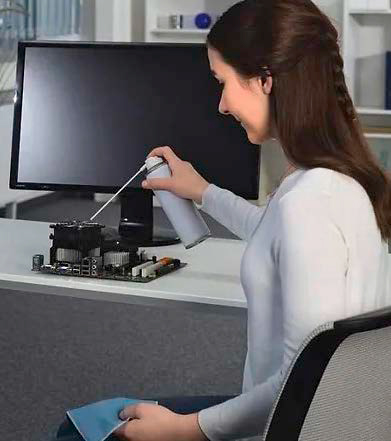 Wer den PC regelmäßig von Staub befreit, tut auch der Leistung etwas Gutes. Druckluftsprays erleichtern die Säuberung. Ausbauen müssen Sie die Komponenten dazu nicht.