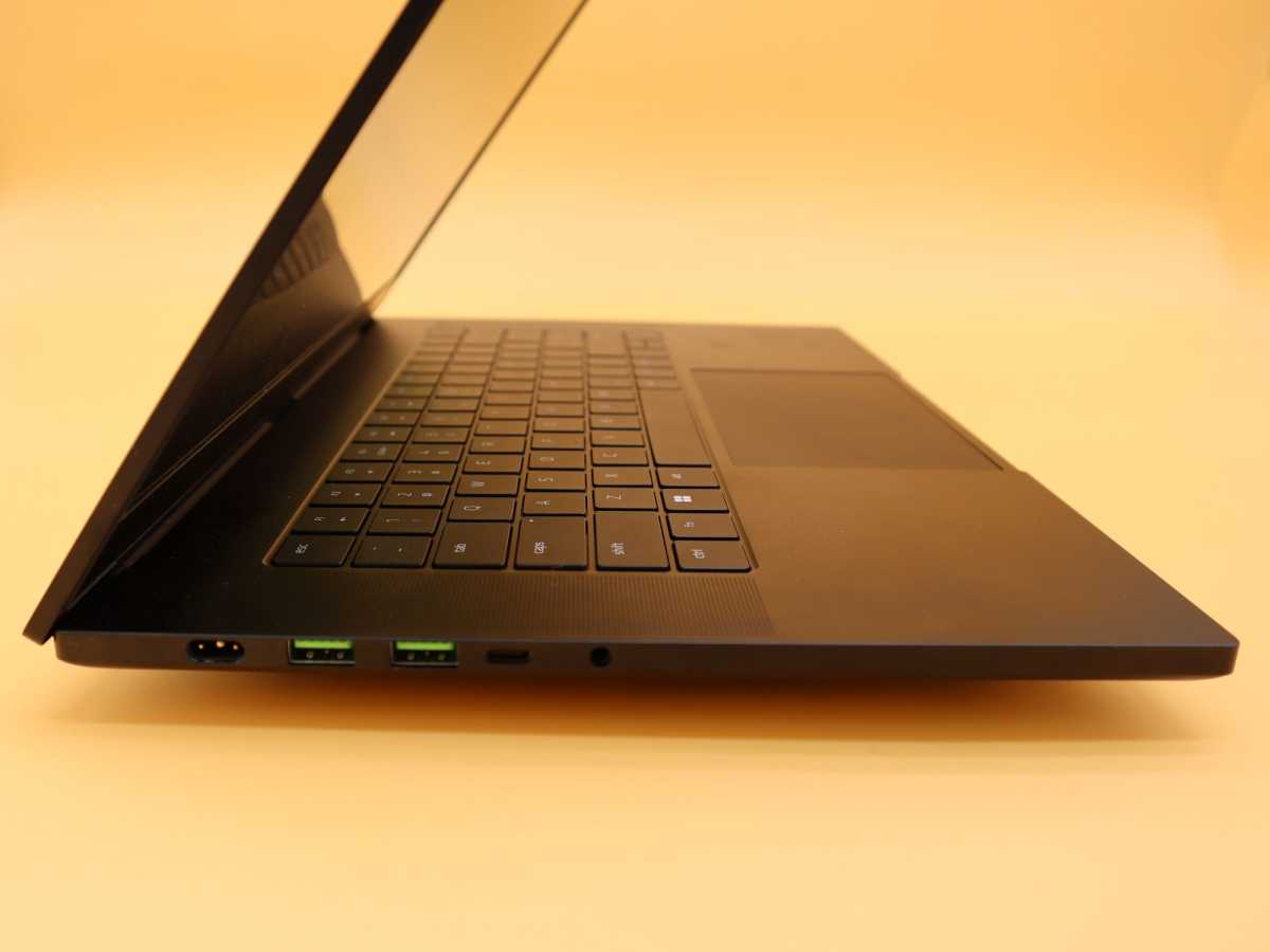 Razer Blade 15 OLED left side