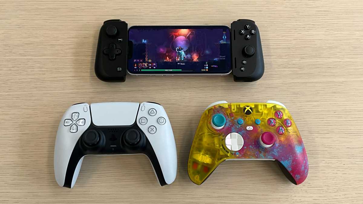 Razer Kishi V2 for iPhone mit iPhone neben DualSense- und Xbox-Controller