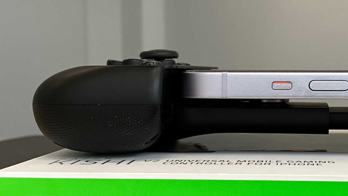 Nahaufnahme des Razer Kishi V2 for iPhone mit iPhone