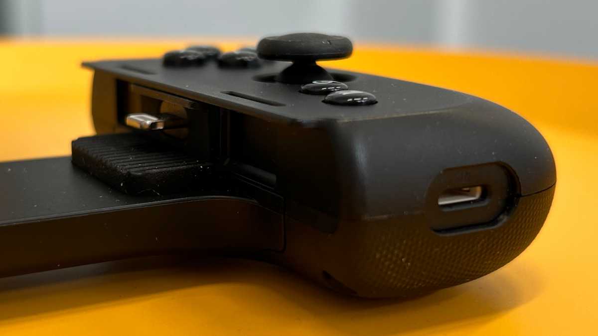 Nahaufnahme der Lightning-Anschlüsse am Razer Kishi V2 for iPhone