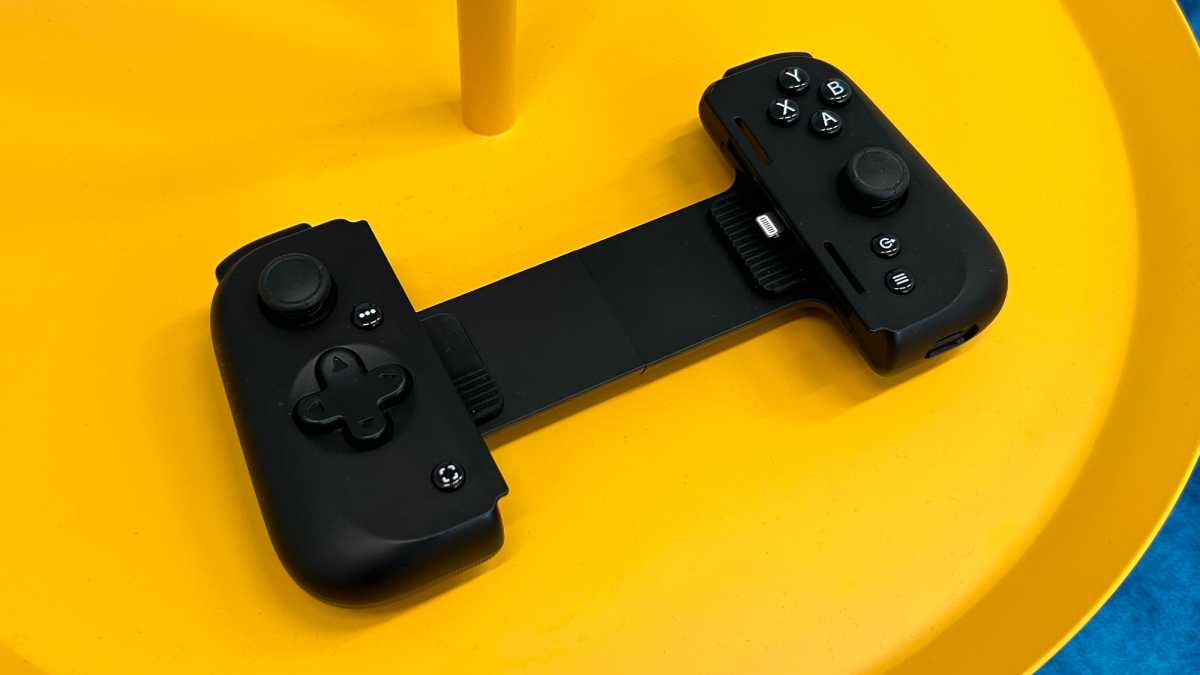 Razer Kishi V2 for iPhone liegt auf einem gelben Beistelltisch