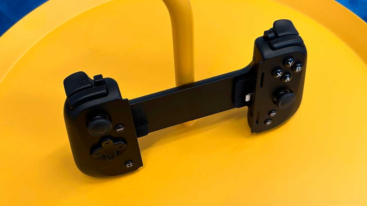 Razer Kishi V2 for iPhone steht auf einem gelben Beistelltisch