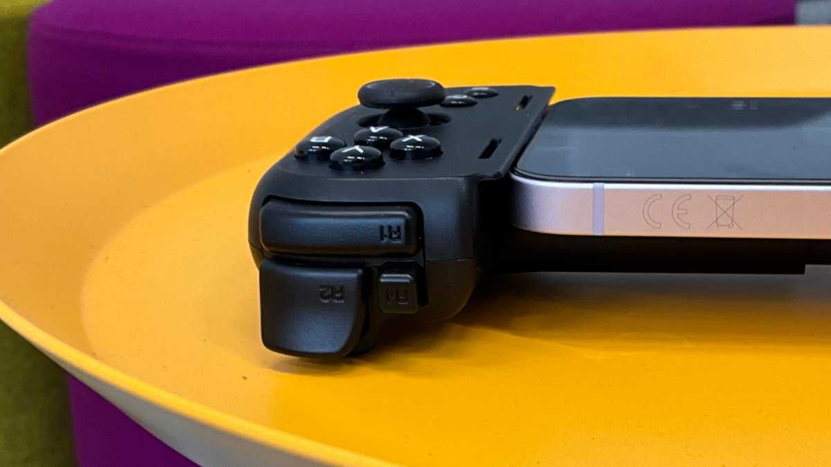 Nahaufnahme der Schultertasten auf der rechten Seite des Razer Kishi V2 for iPhone