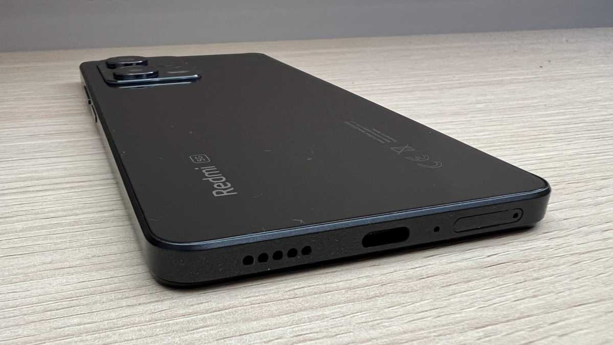 El Xiaomi Redmi Note 12 Pro sobre una mesa de madera