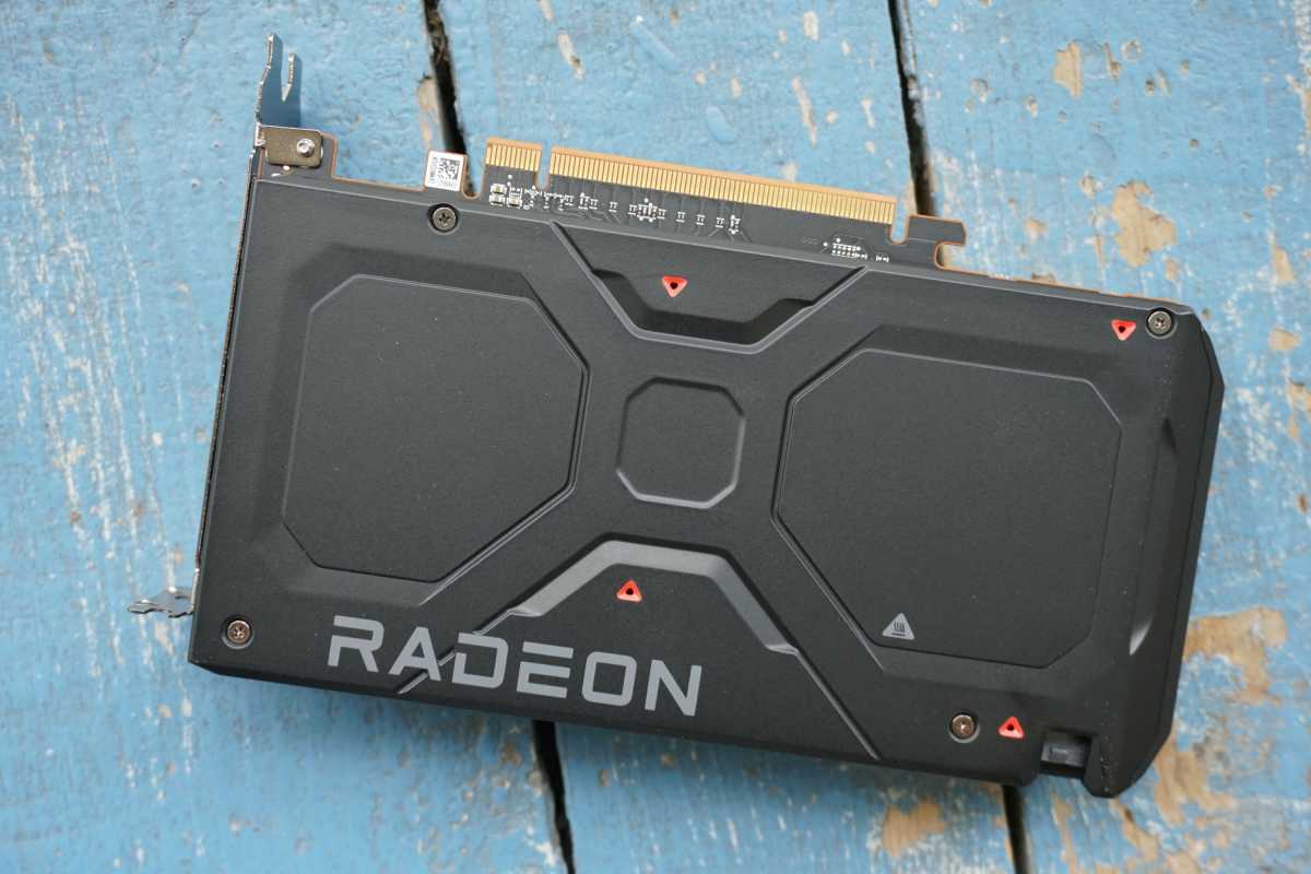Radeon RX 7600 diseño con placa trasera
