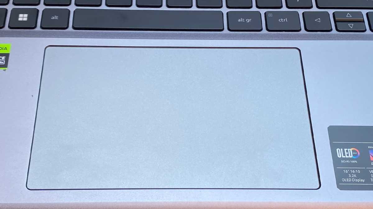 Acer Swift X 16 foto touchpad
