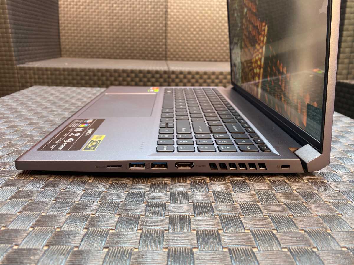 Acer Swift X 16 puertos lateral 2