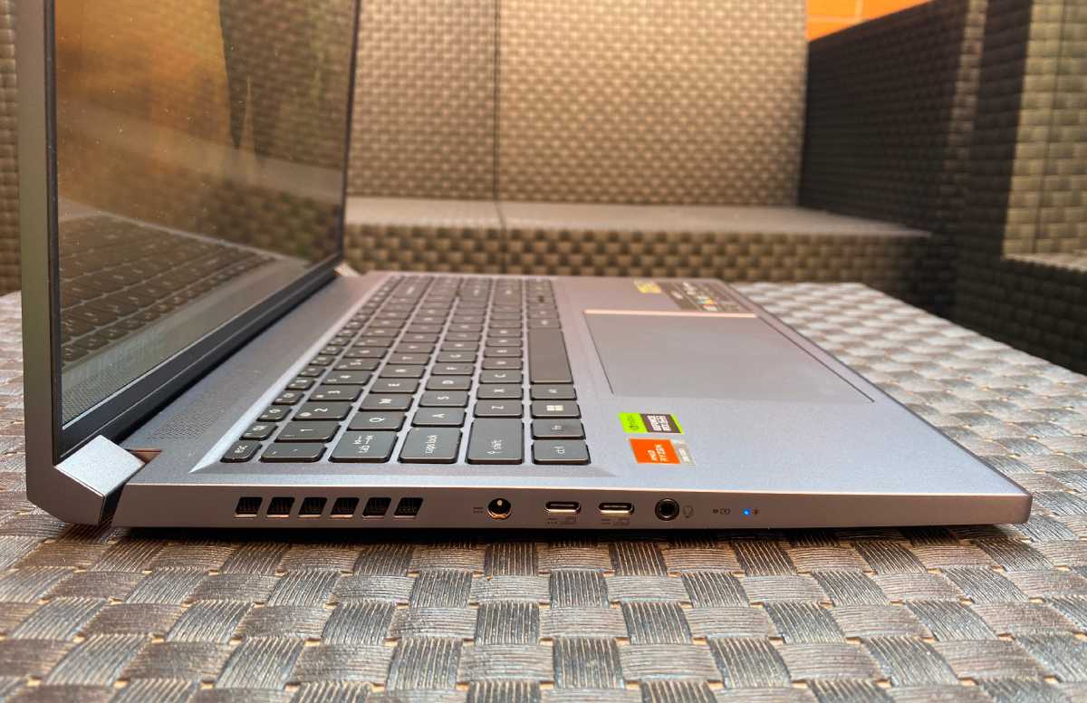 Acer Swift X 16 conectores lateral 1