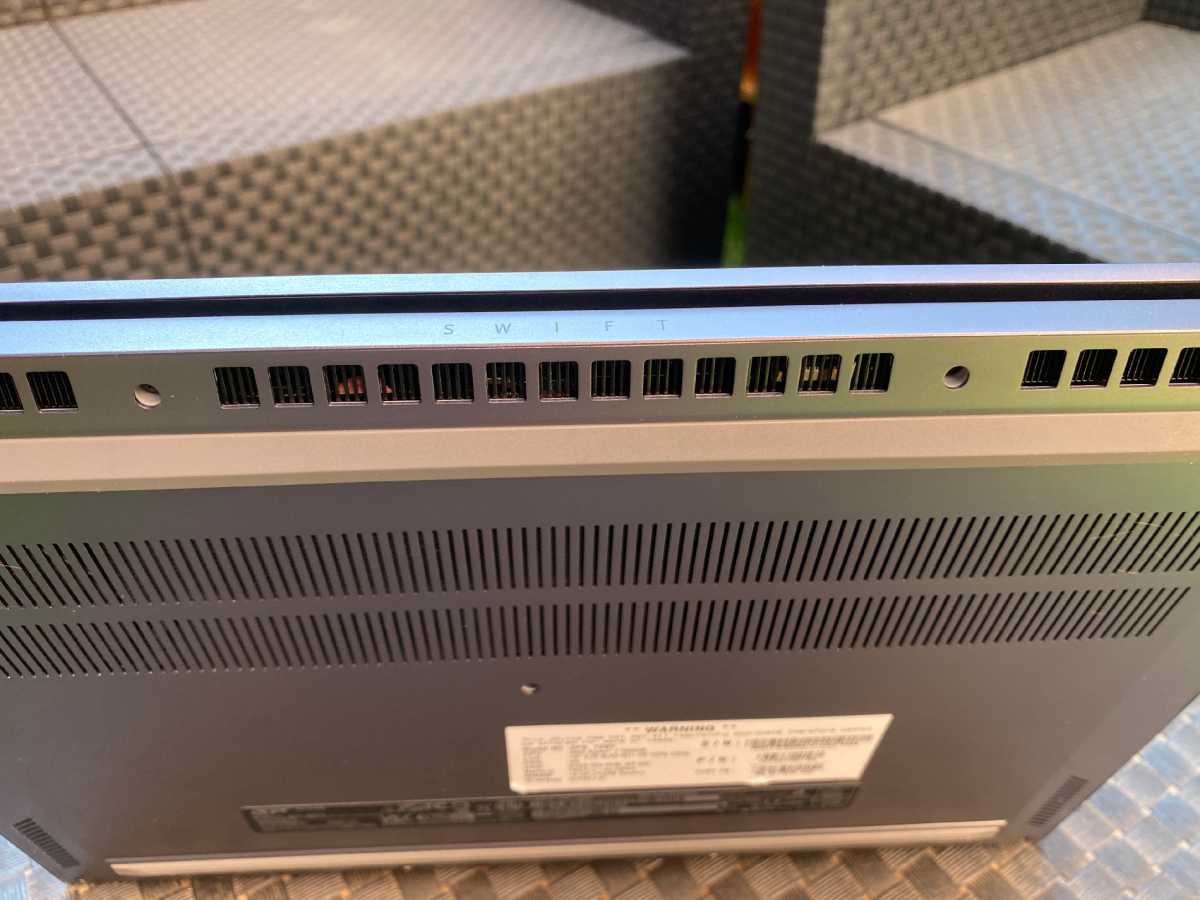 Acer Swift X 16 trasera