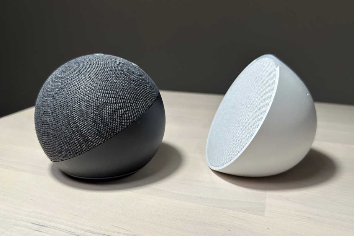 El Amazon Echo Dot (izquierda) junto al Amazon Echo Pop (derecha)