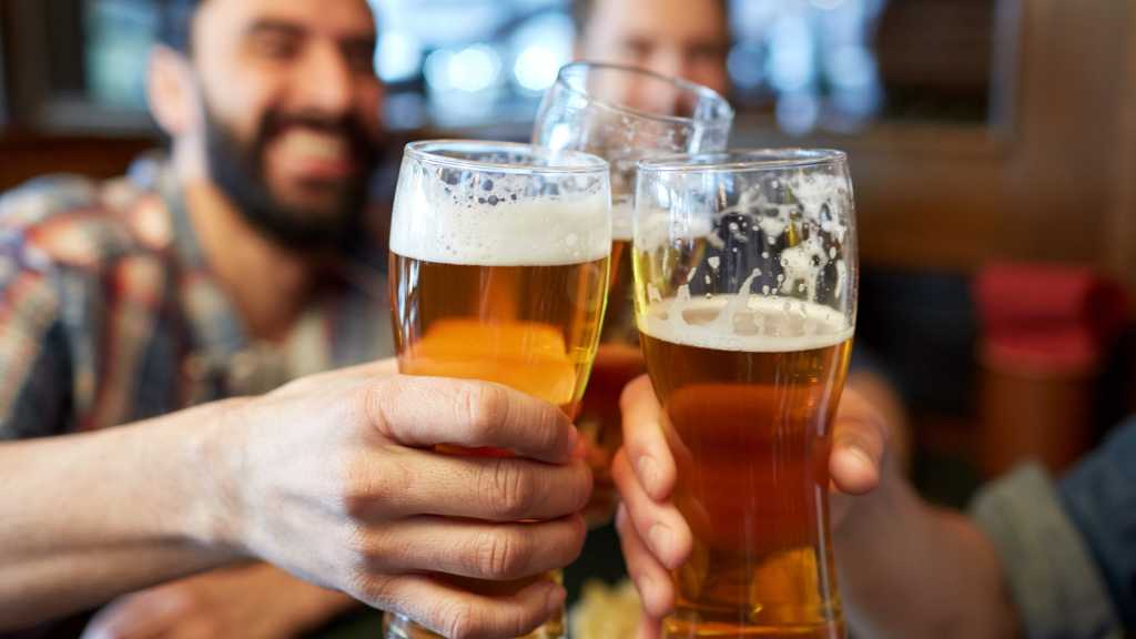 Image: Whatsapp-Falle: Hacker locken mit Gratis-Bier â so erkennen Sie den Betrug