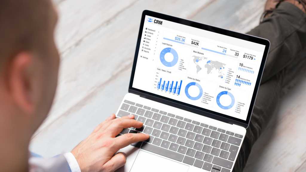 Image: Kunden und Mitarbeiter mit CRM in einer Software verwalten