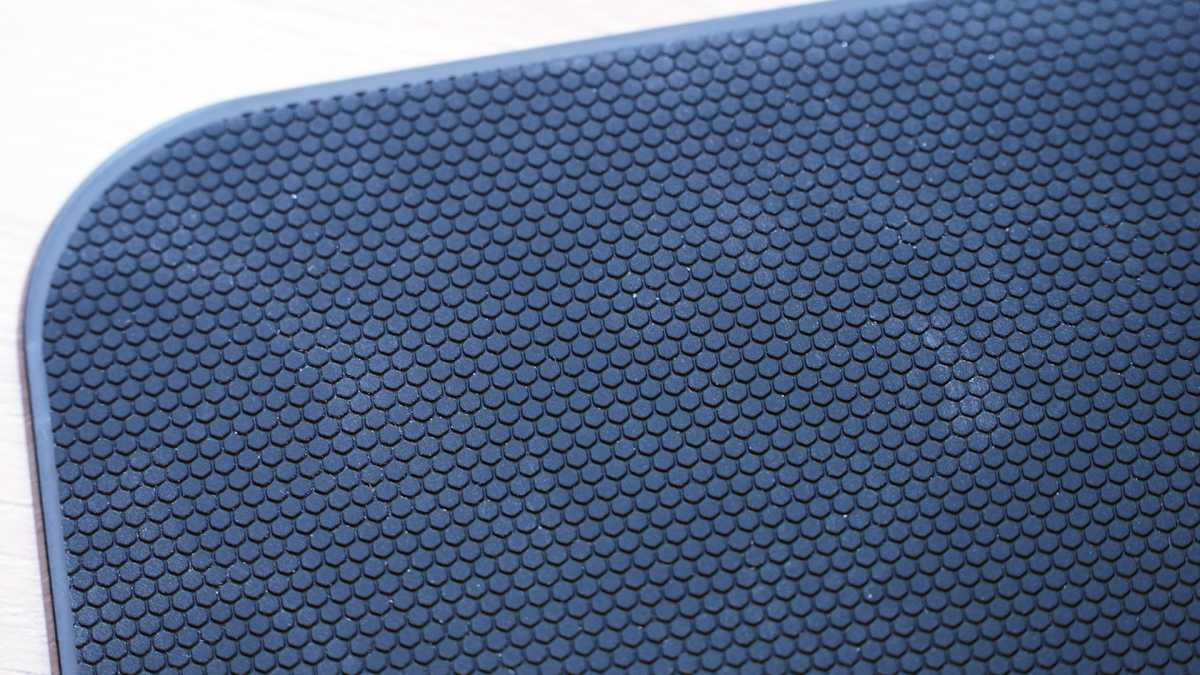 Razer Atlas bottom rubber