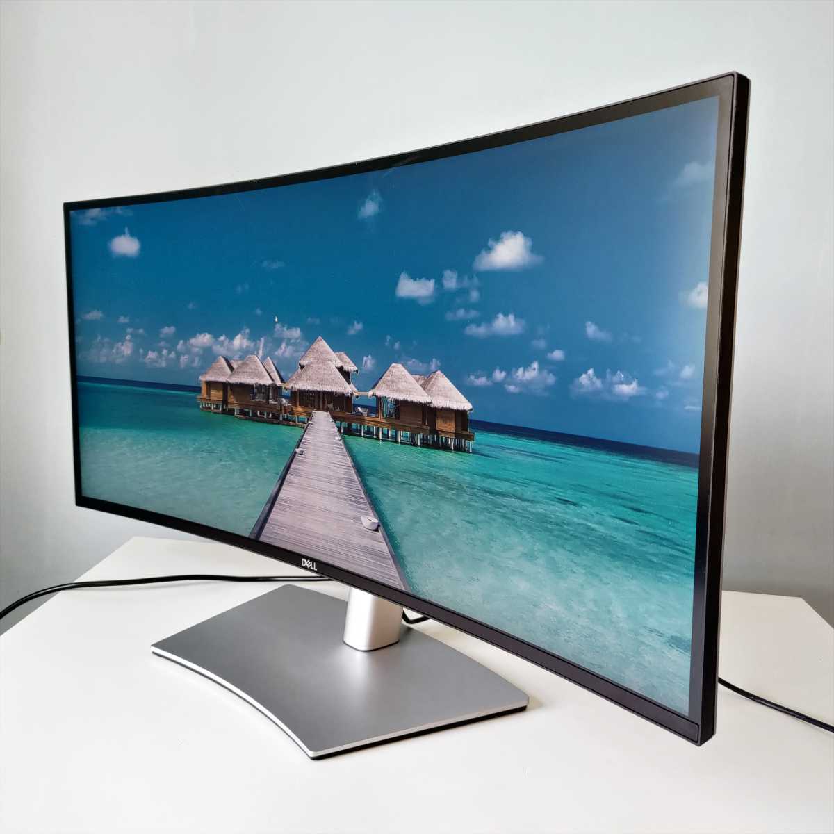 Dell Ultrasharp U3423WE från sidan