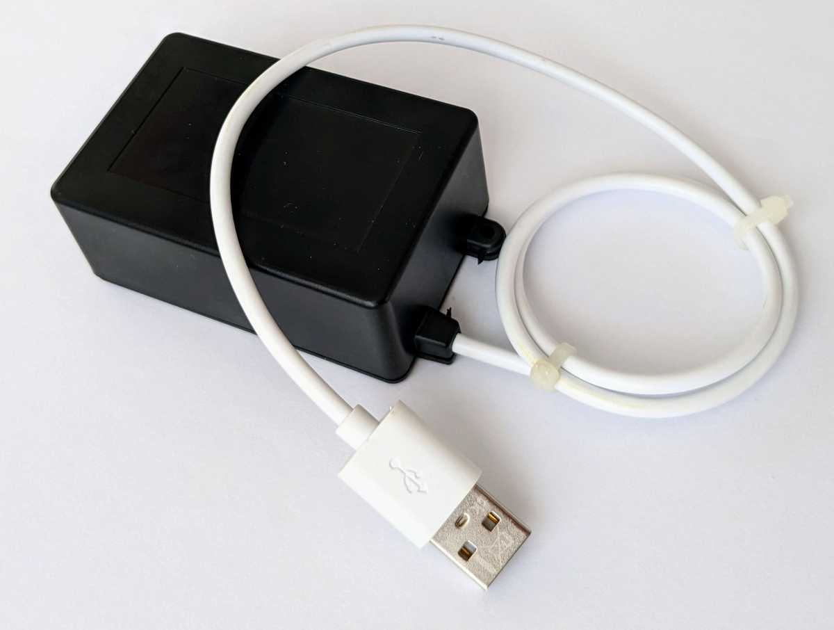 Die beiden Funkplatinen passen in ein kleines Kunststoffgehäuse, das etwa halb so groß ist wie eine Zigarettenschachtel. Das USB-Kabel für die Stromversorgung schließen Sie an ein Netzteil, den Router oder sonstwo an.