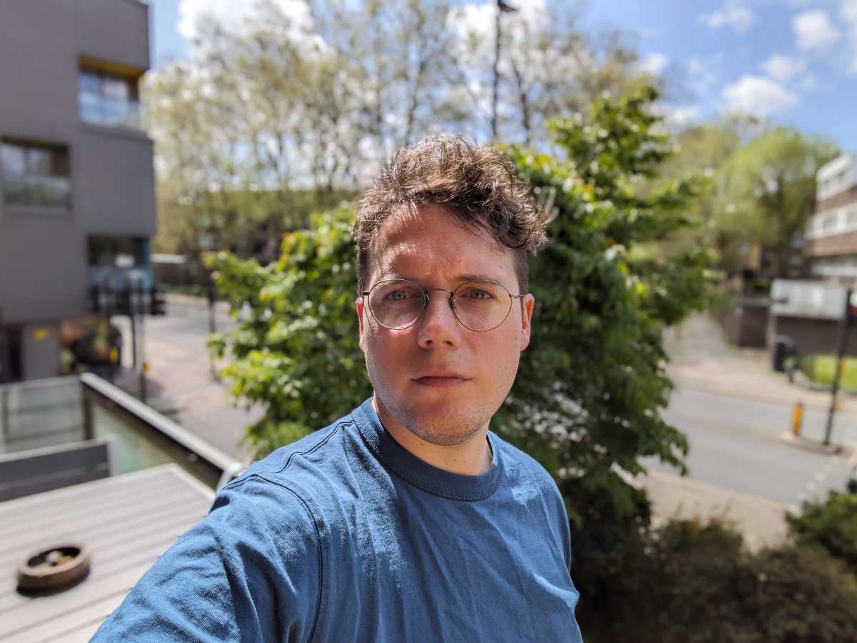 Google Pixel 7a ultrawide selfie camera portrait sample