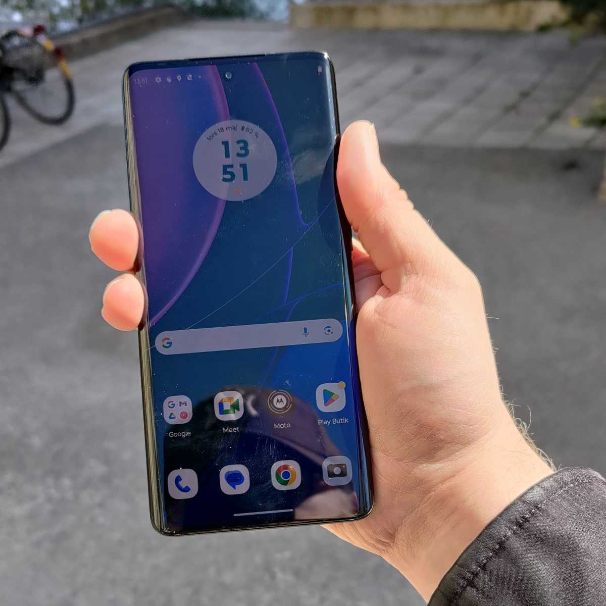 Motorola Edge 40 i solen
