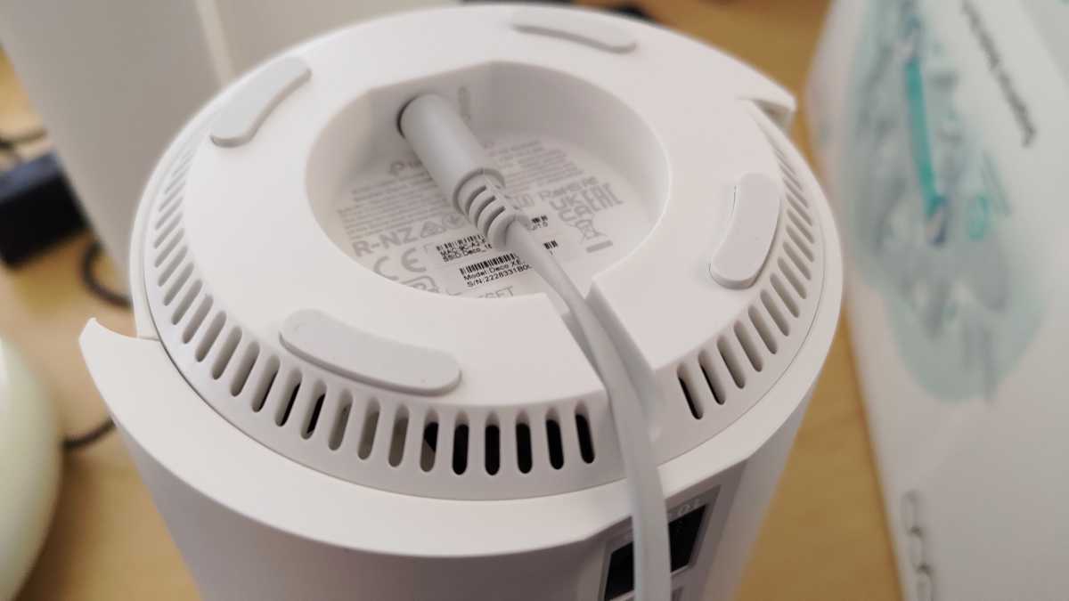 TP-link Deco XE200 strömkontakt
