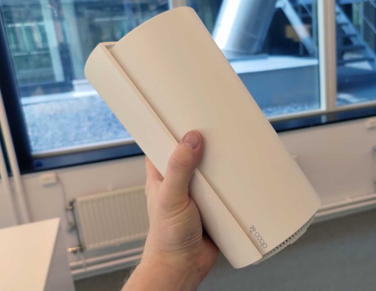 TP-link Deco XE200 i handen