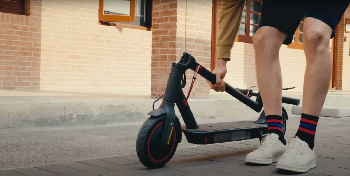 Der Scooter 4 Ultra lässt sich leicht zusammenklappen, wie ein Kickboard. Ist allerdings mit 24 Kilo ganz schön schwer, da muss man Muskeln mitbringen.