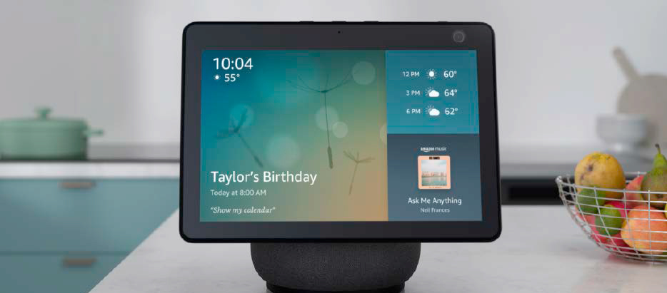 Mit der Sprachassistentin Alexa im Amazon Echo – hier das Modell Echo Show 10 mit 10-Zoll-Display – steuern Sie Smart-Home-Komponenten mit Ihrer Stimme und nutzen plattformübergreifende Routinen.