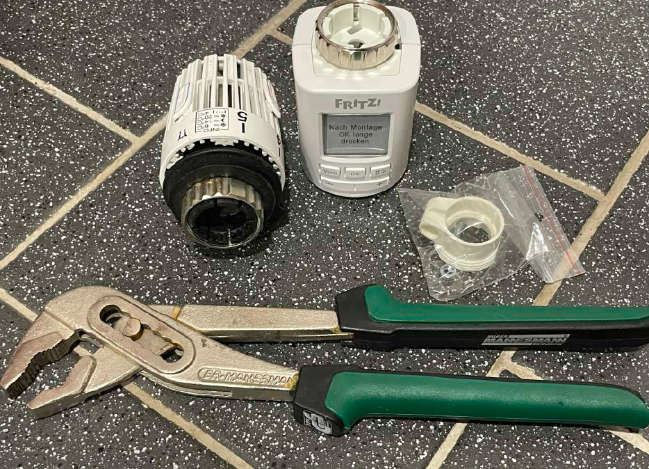 Die Installation der Fritz-DECT-Thermostate ist schnell erledigt. Sie benötigen lediglich eine Rohrzange und rund zehn Minuten Zeit. Danach ist der Heizungsregler betriebsbereit und lässt sich detailliert konfigurieren.