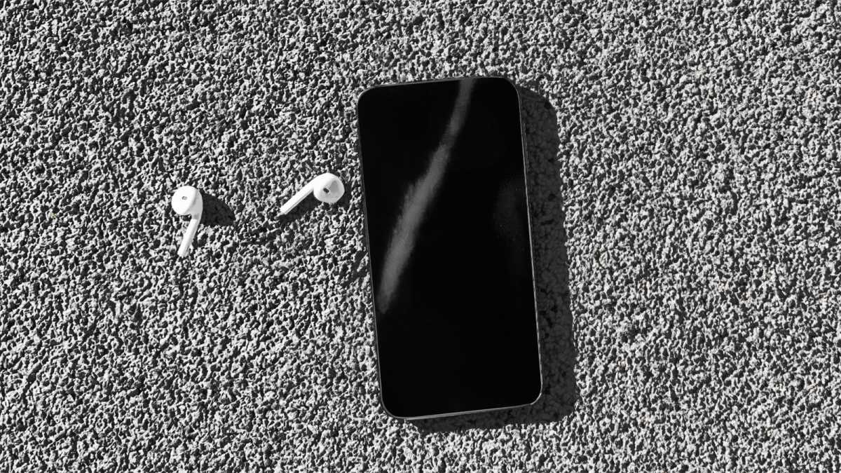iPhone und Airpods am Boden