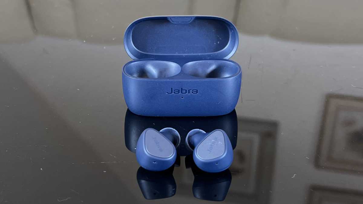 Jabra Elite 4 - buds outside case