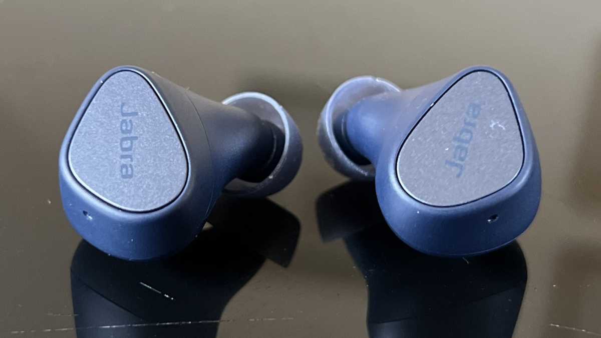 Jabra Elite 4 - earbuds on table