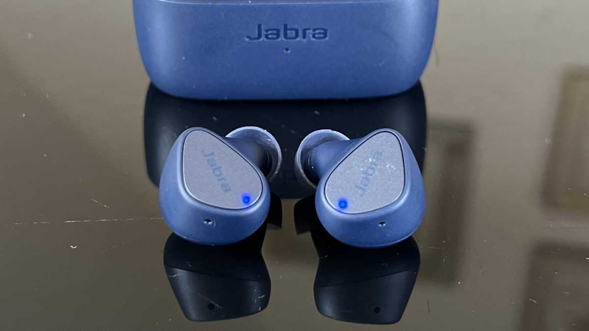 Luces LED en los auriculares Jabra Elite 4