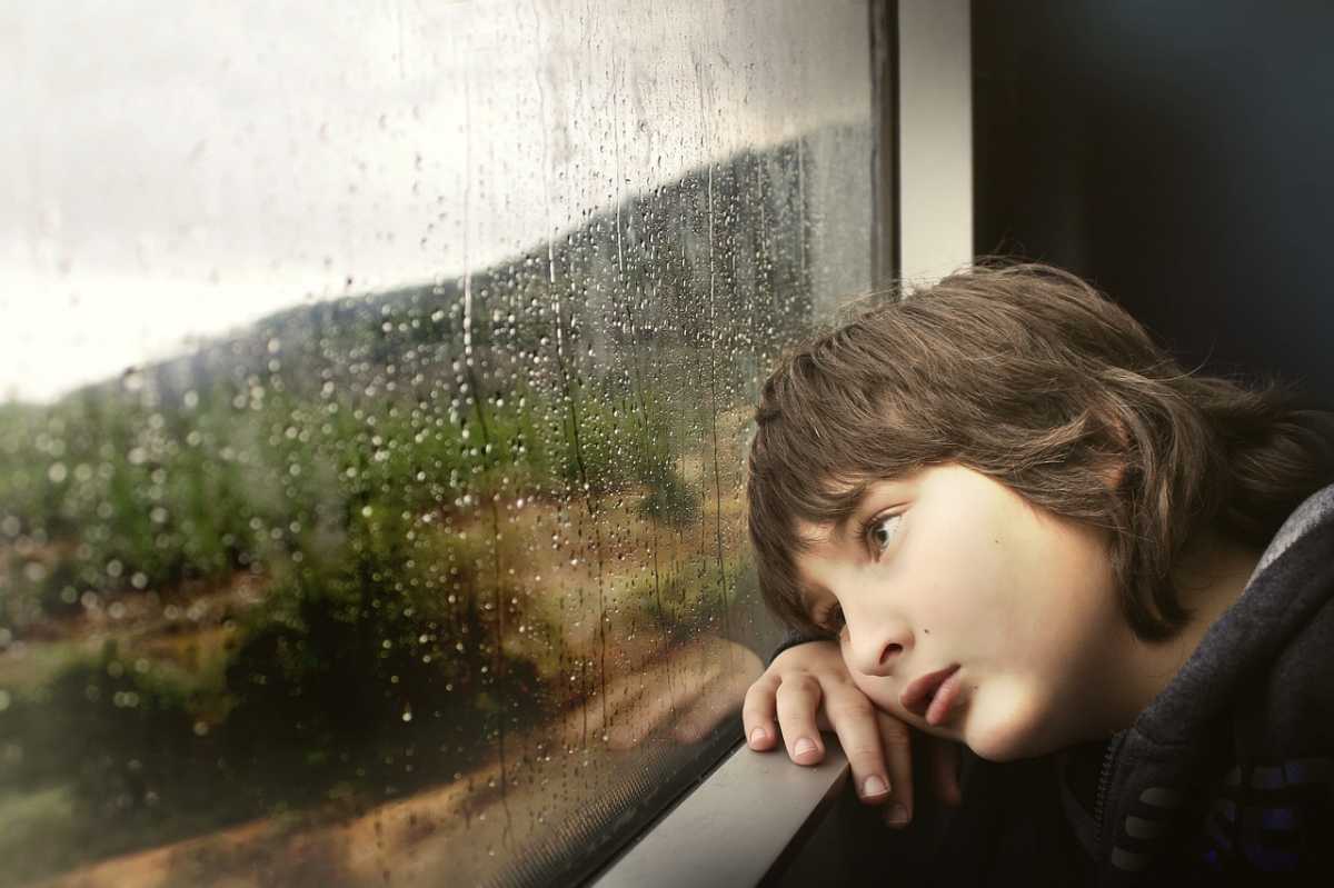 Junge am Fenster